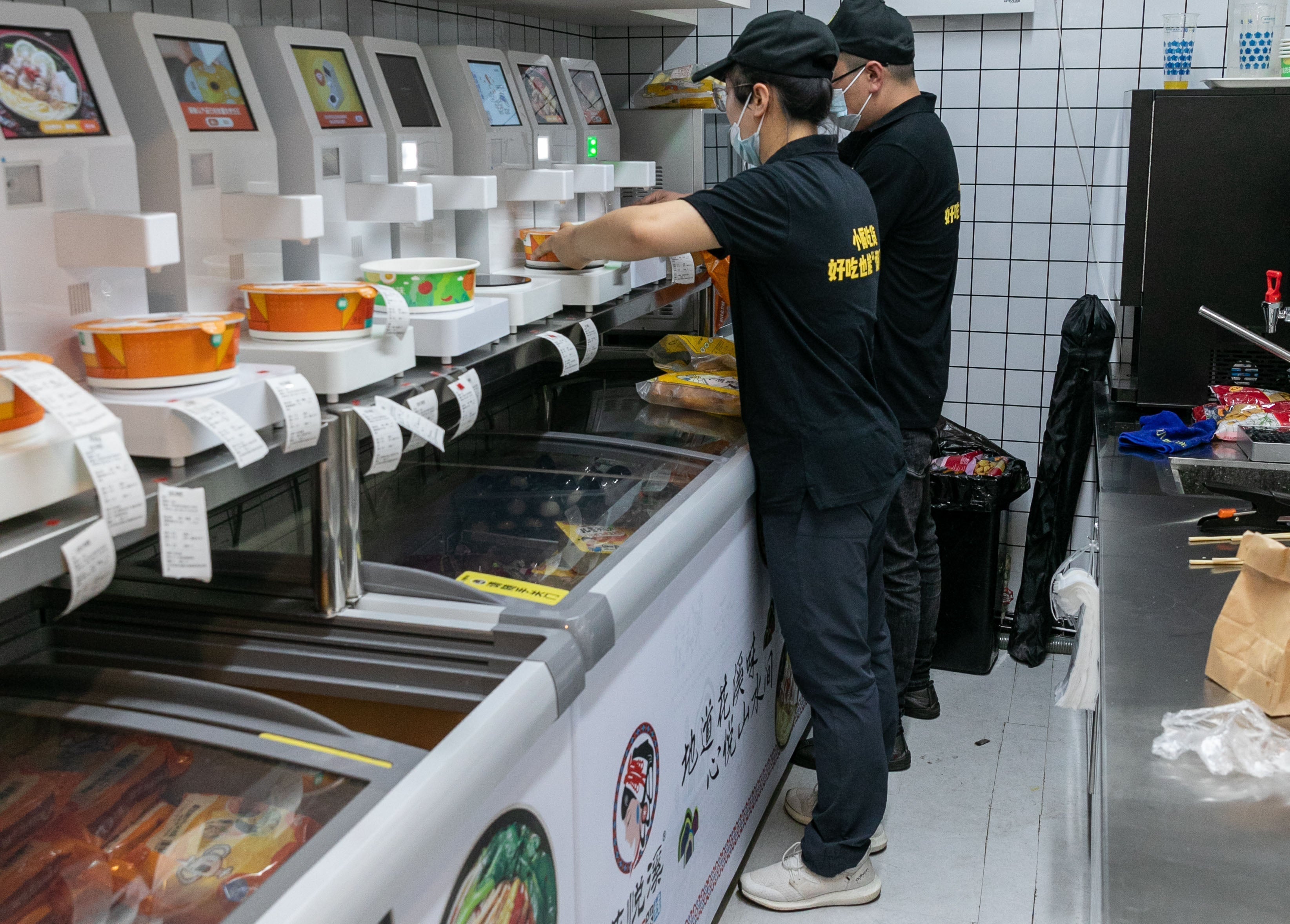 neo-cucina-ramen-cooker-in-restaurant