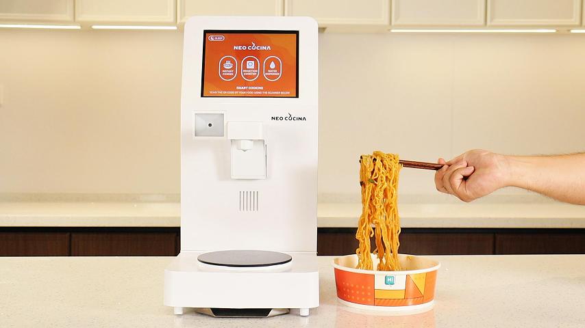 Load video: NEO CUCINA Pro product demo: Automated cooking process from unboxing to serving a hot bowl of ramen.